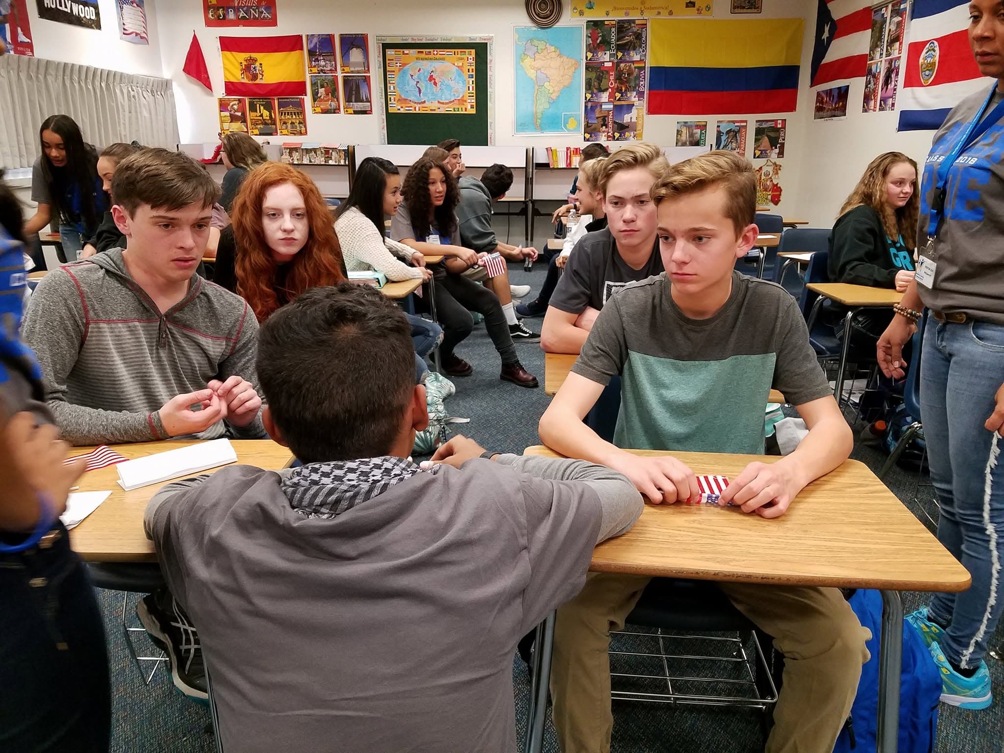 Juan en el salón de clase durante el intercambio en Estados Unidos
